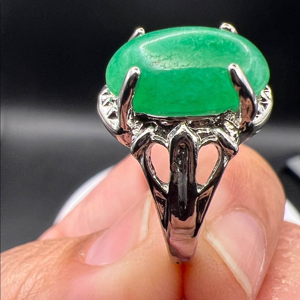 Beautiful Jadeite Ring - Green Gemstone - Picture 2 of 5